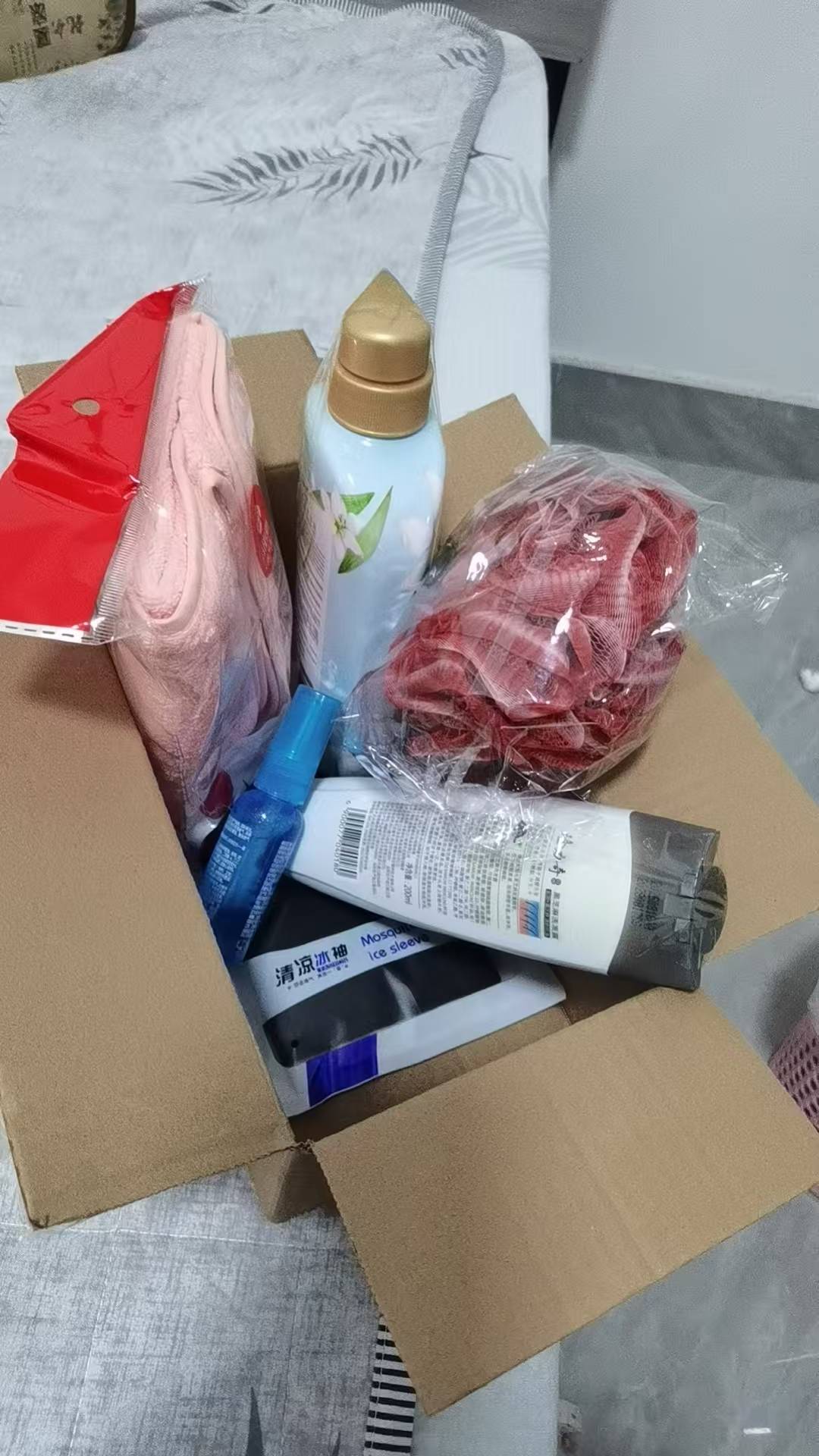 深圳工会抢的这些适合挂壁老哥，洗发水沐浴露毛巾，花露水适合挂壁公园喷一喷没蚊子咬80 / 作者:小小鸟@ / 