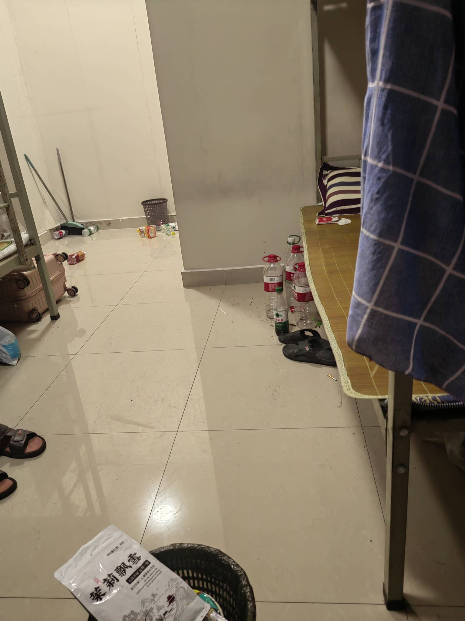 十多年没上班今天准备去打螺丝。跑了一下午厂里说面试不合格。过了几分钟中介又说面试47 / 作者:miaiai / 