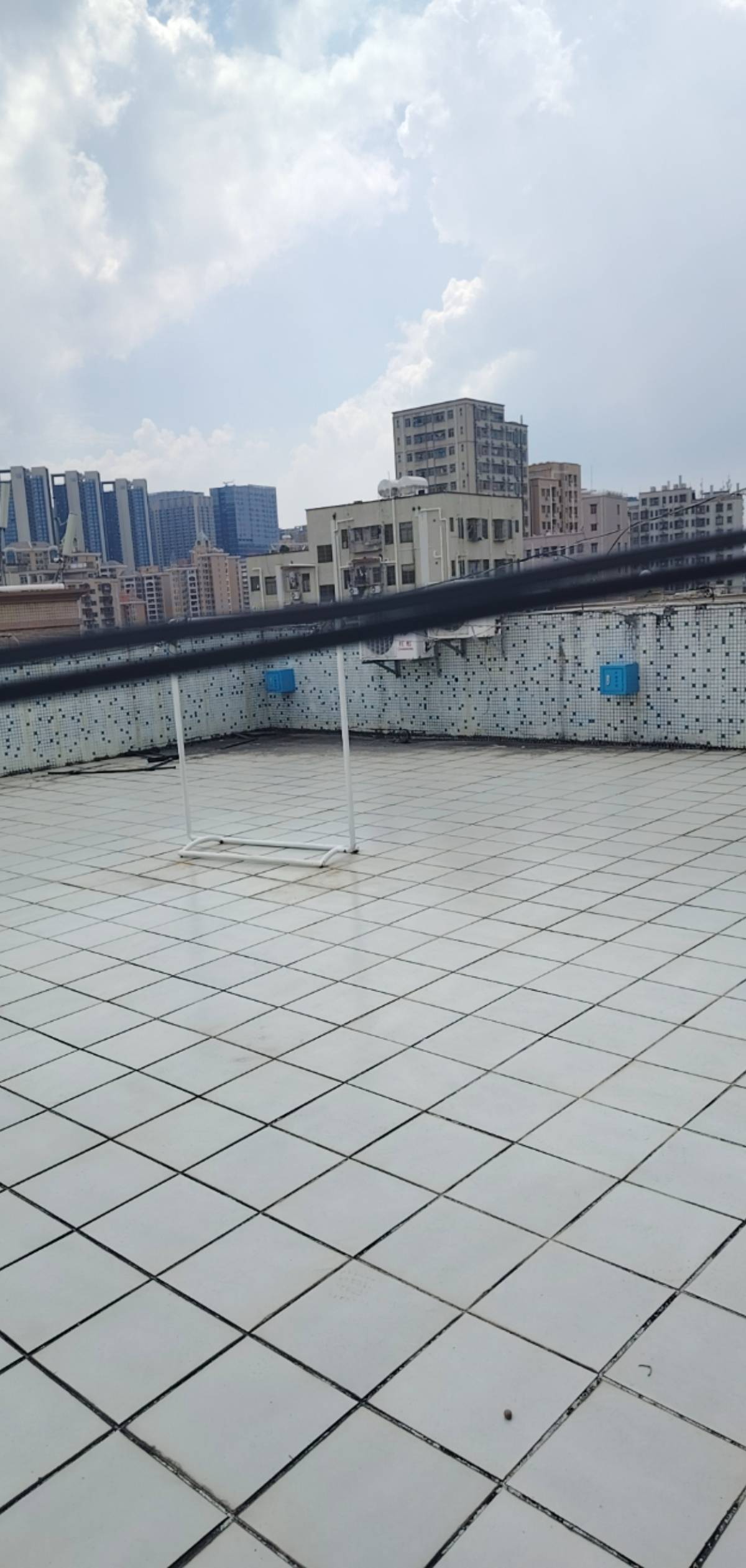 房东安排人来每家每户装逃生窗，住了一年了，一直没上班期间老被房东问，我躲到天台上18 / 作者:我不是挂壁仔 / 