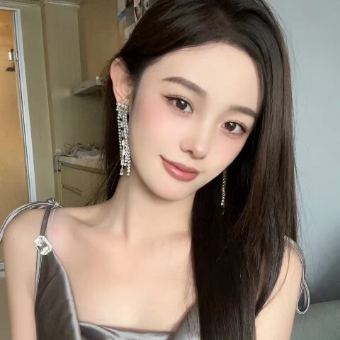 看着窗外的万家灯火，我一个人躲在出租屋的角落哭出了声。 好饿 好后悔 好想哭77 / 作者:天空的时候想我 / 