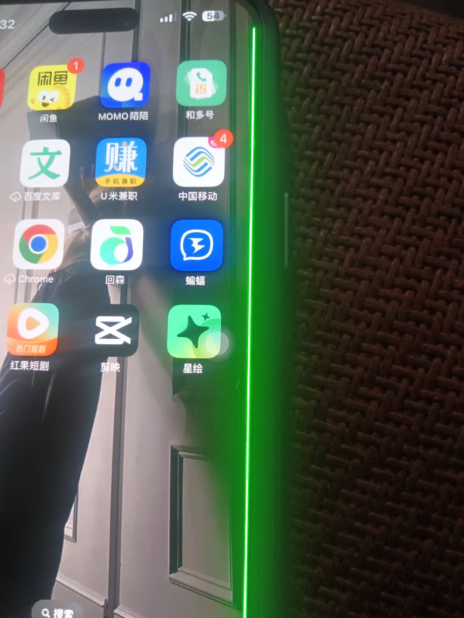 老哥们请问这个苹果机旁边出现这个绿光是啥。刚刚还好好的。不知道是不是放着冲一会点94 / 作者:卡农大富豪 / 