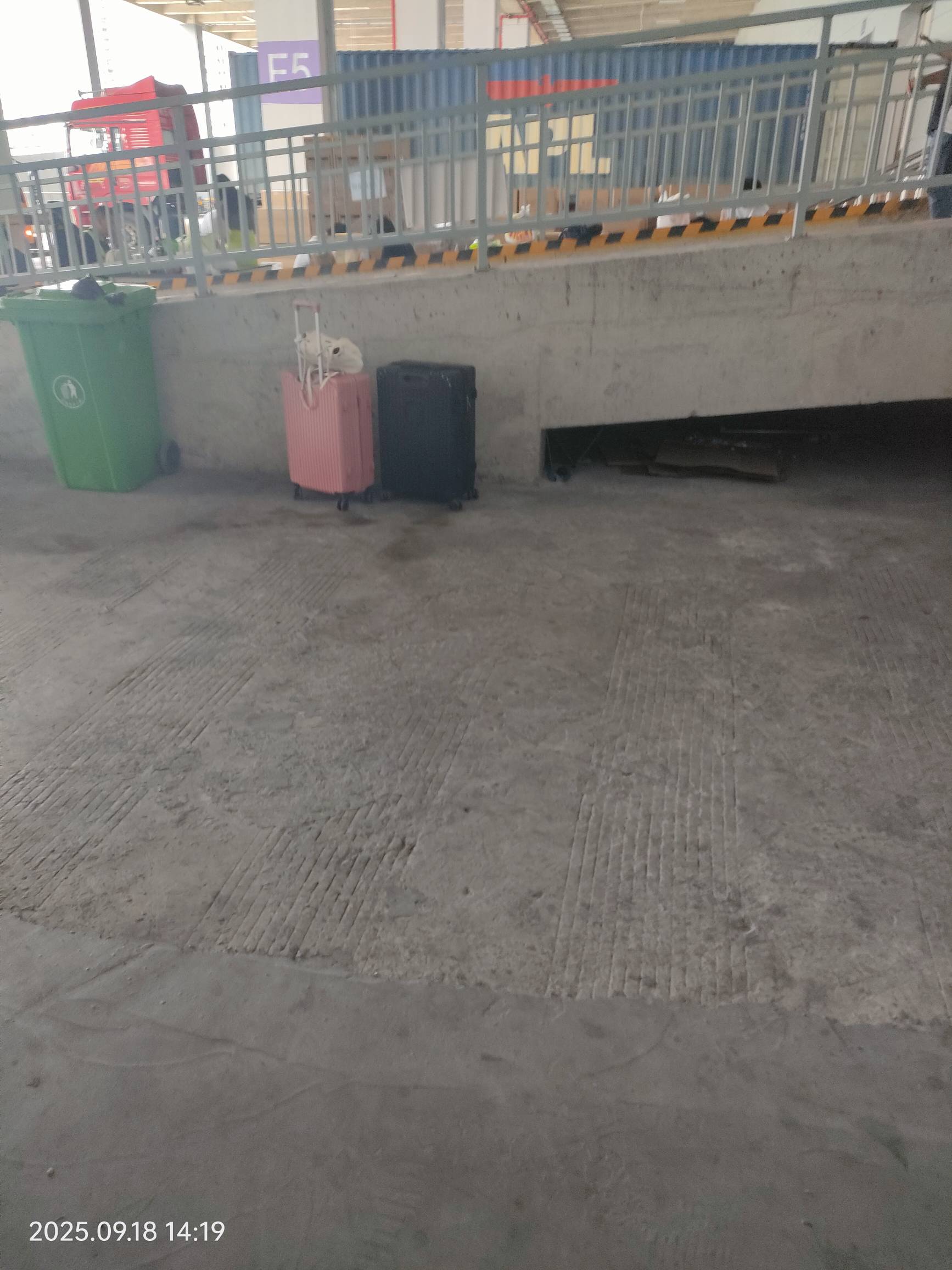 老哥们，苟中介和京东真几把坑人，今天来面试仓库拣货，玛德热的要命不说，最后让等到41 / 作者:雅俗共赏2021 / 