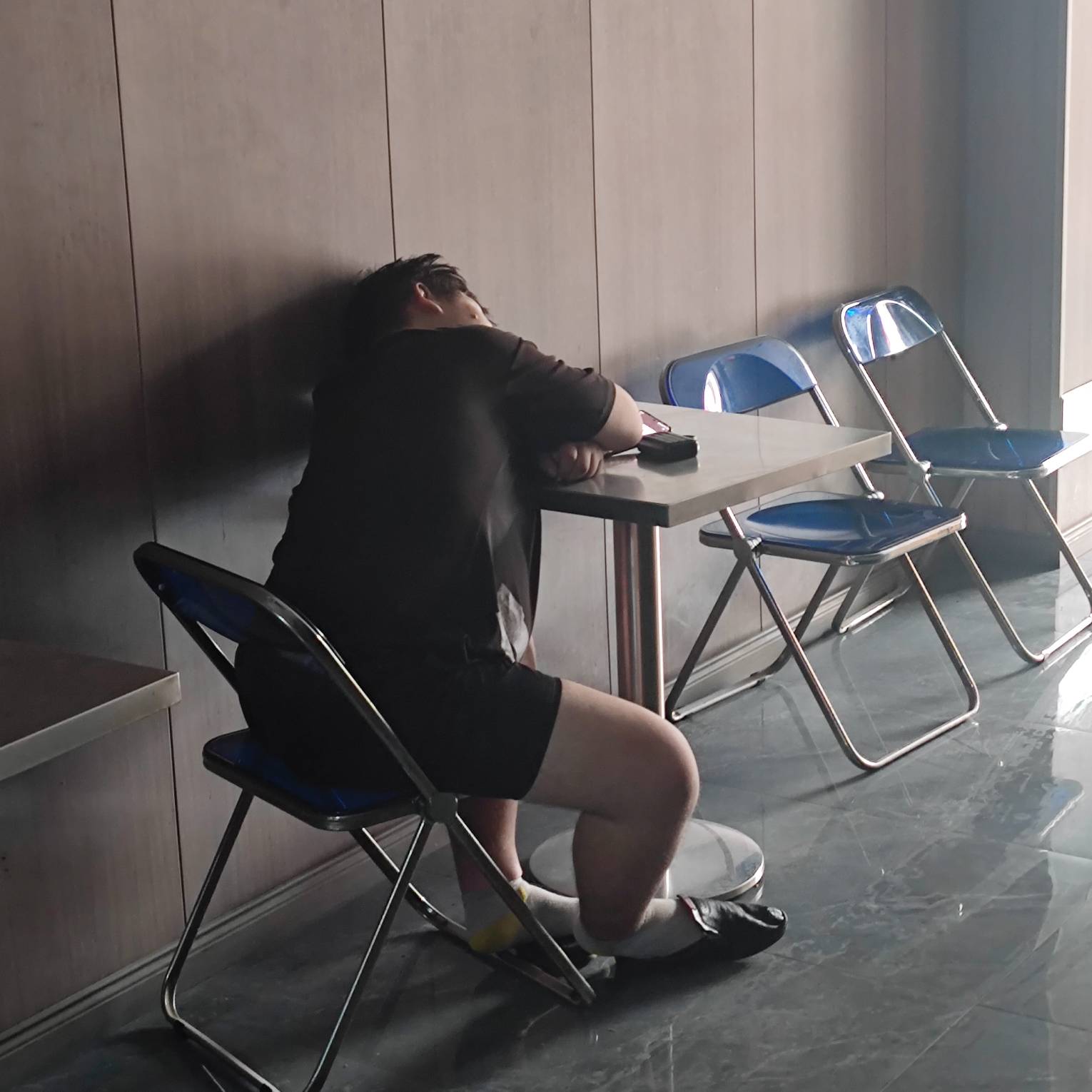 这是真老哥会过日子，白天网吧楼下充电打游戏，晚上网吧睡觉。日常开销住宿电费水费啥78 / 作者:心态放青葱9 / 