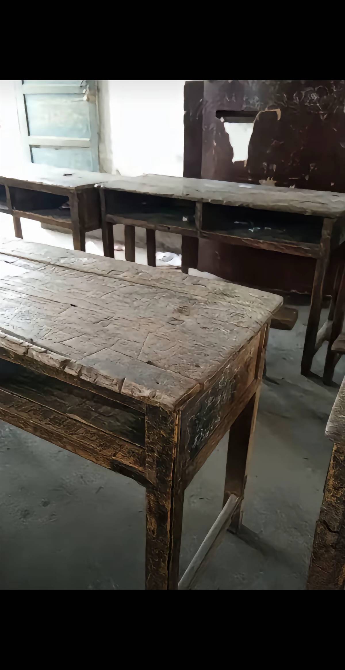 坐过这个桌子的应该都50了吧

18 / 作者:天空的时候给我 / 