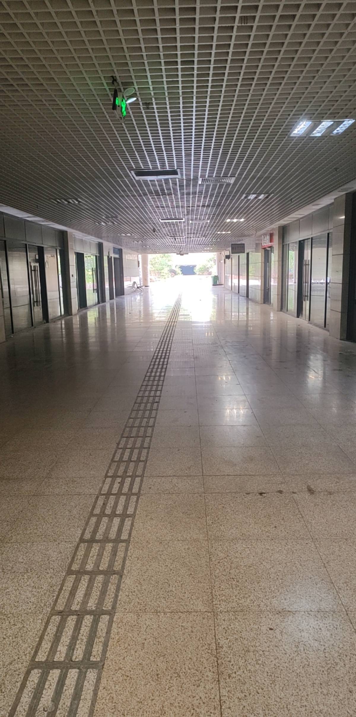 老哥们，没地方挂壁的来这。冬暖夏凉，就是有点黑，胆子大就行。倒闭的地下通道。


57 / 作者:烟火里的尘埃11 / 