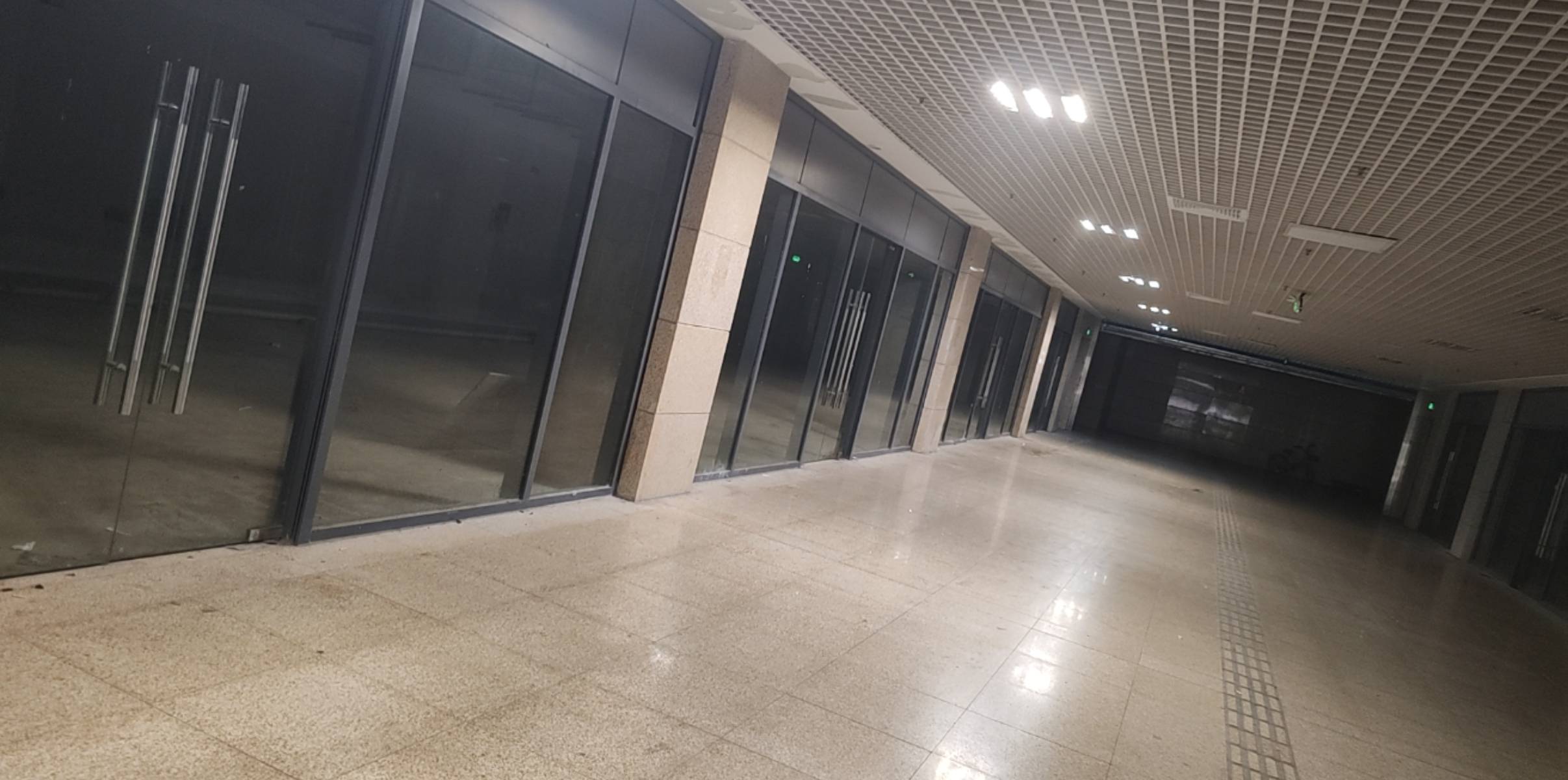 老哥们，没地方挂壁的来这。冬暖夏凉，就是有点黑，胆子大就行。倒闭的地下通道。


46 / 作者:烟火里的尘埃11 / 