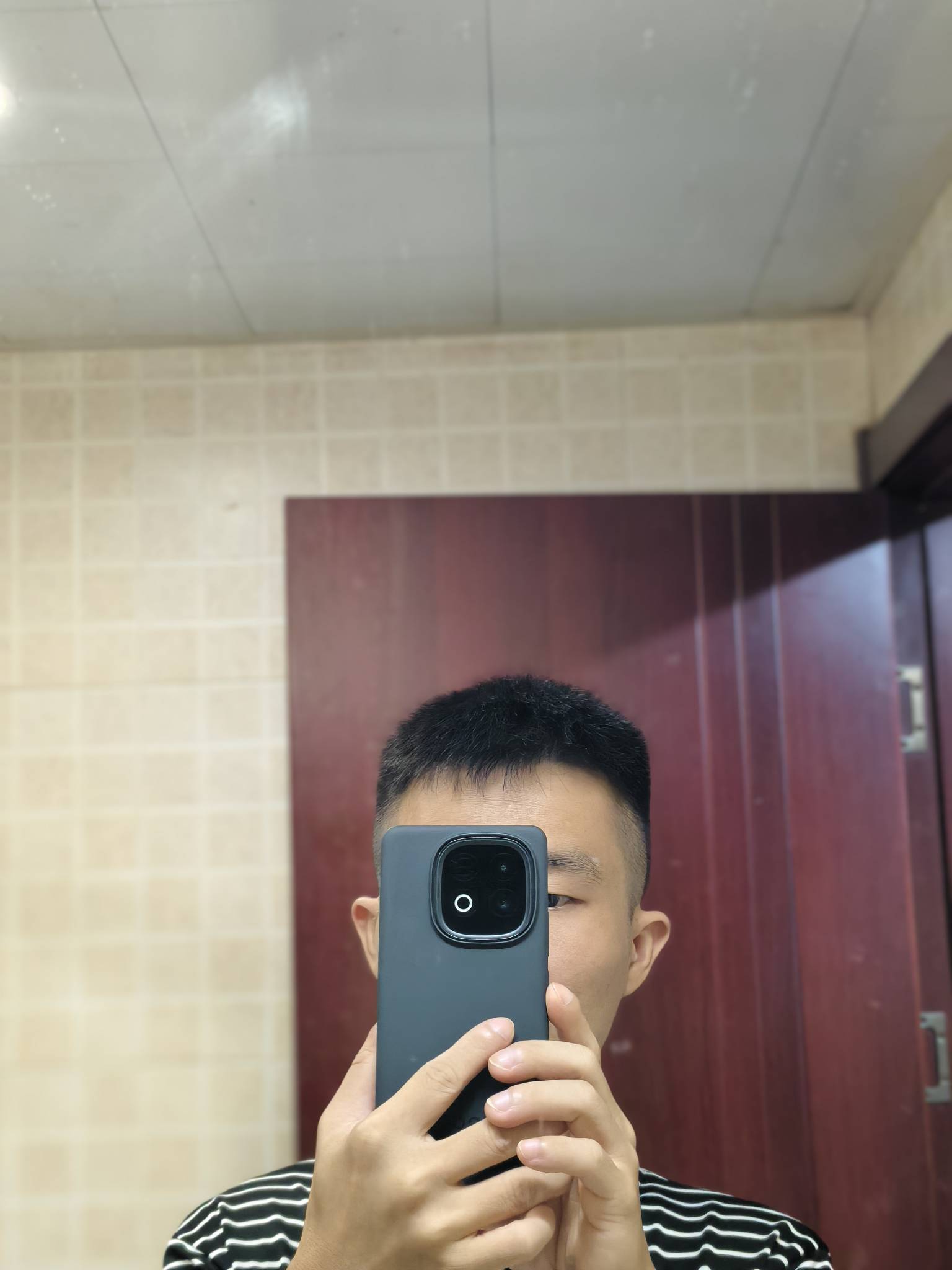 今天只是简单剪了个头发而已啊，没必要一下子就变得这么帅了吧

31 / 作者:网恋被骗五千块 / 