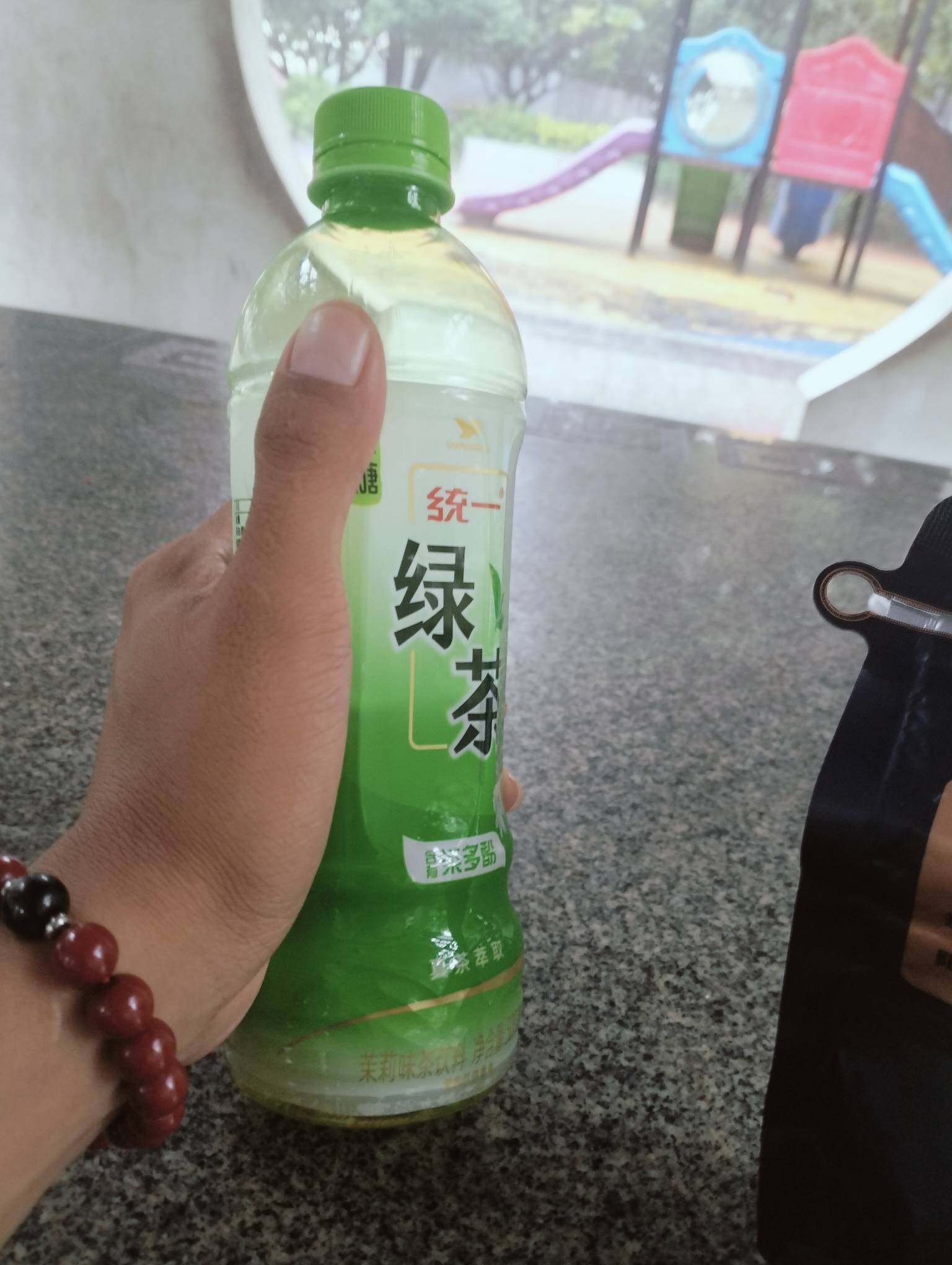 下了一天的雨，躺平在公园有点冷

59 / 作者:尛•牛•氓 / 