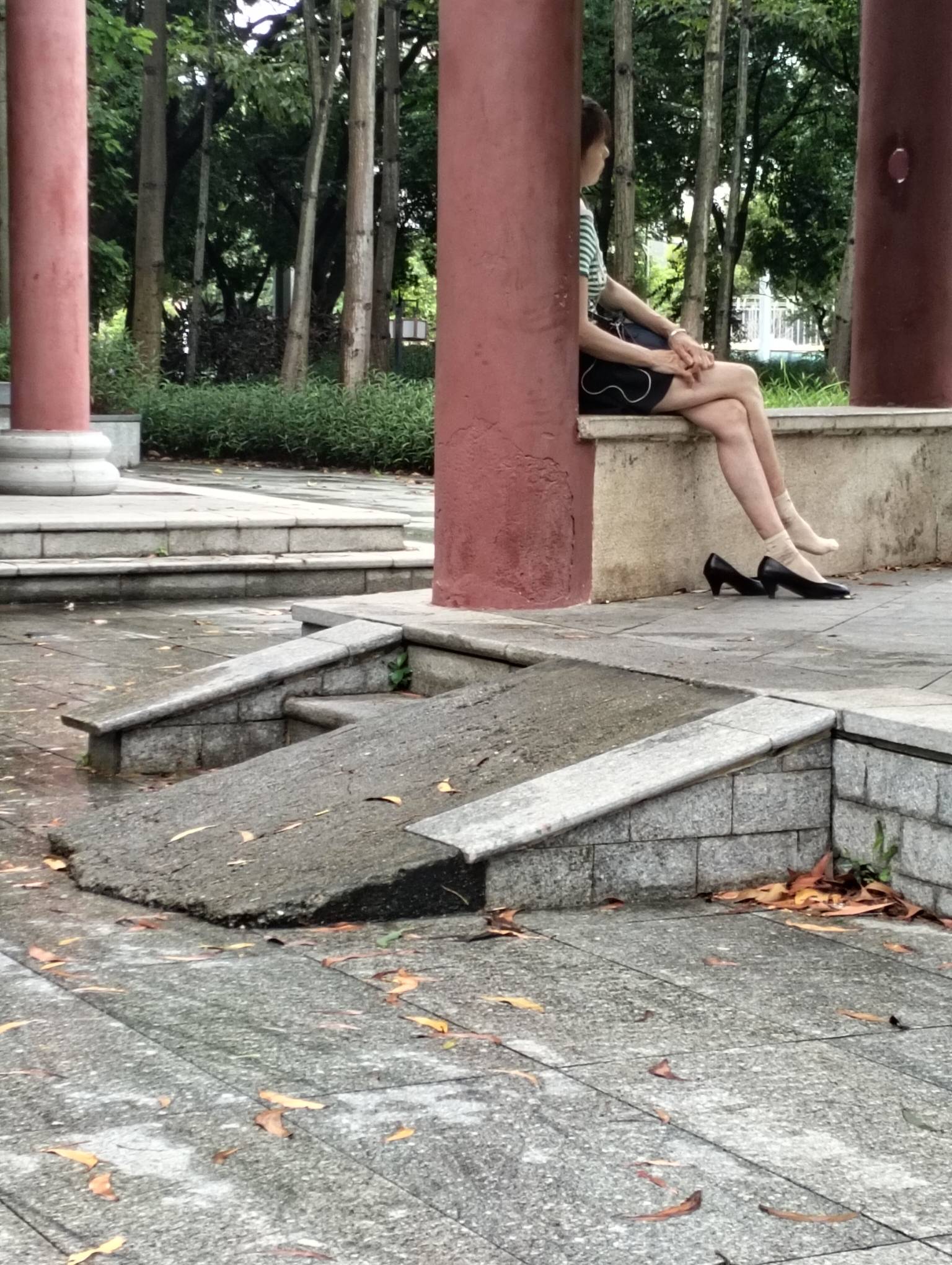 阿姨的腿好白啊

15 / 作者:尛•牛•氓 / 