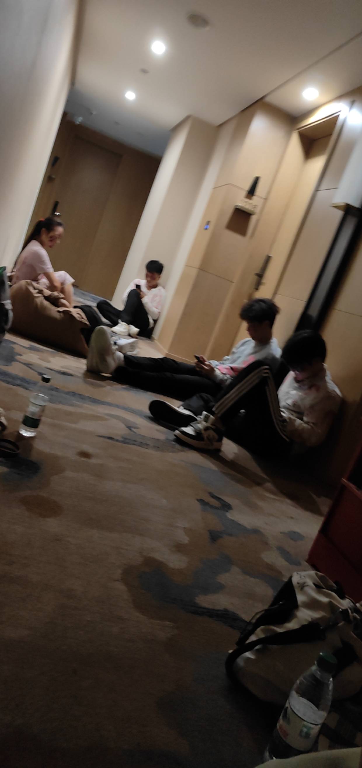 从早上6点半开始集合算上班时间，画了装，一直耍到现在，一直睡觉睡到现在，没有拍，43 / 作者:雪鹤 / 