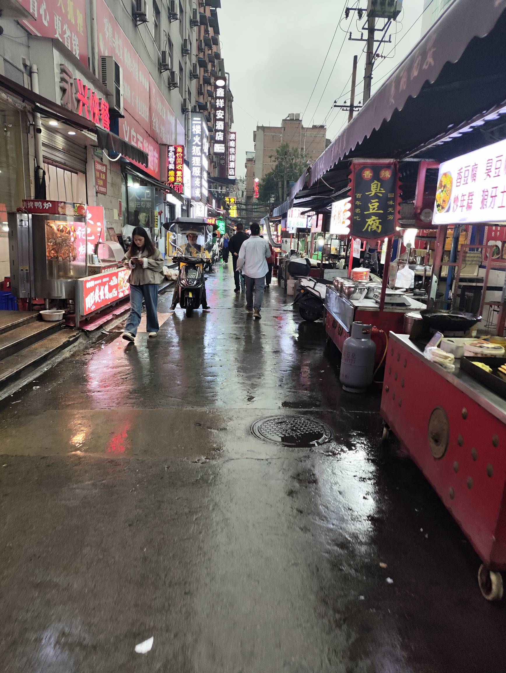 西安是天天下午下雨，下午冒着雨，去了大雁塔和吉祥村，这个吉祥村真有点电影里面九龙77 / 作者:会飞的大鲨鱼 / 