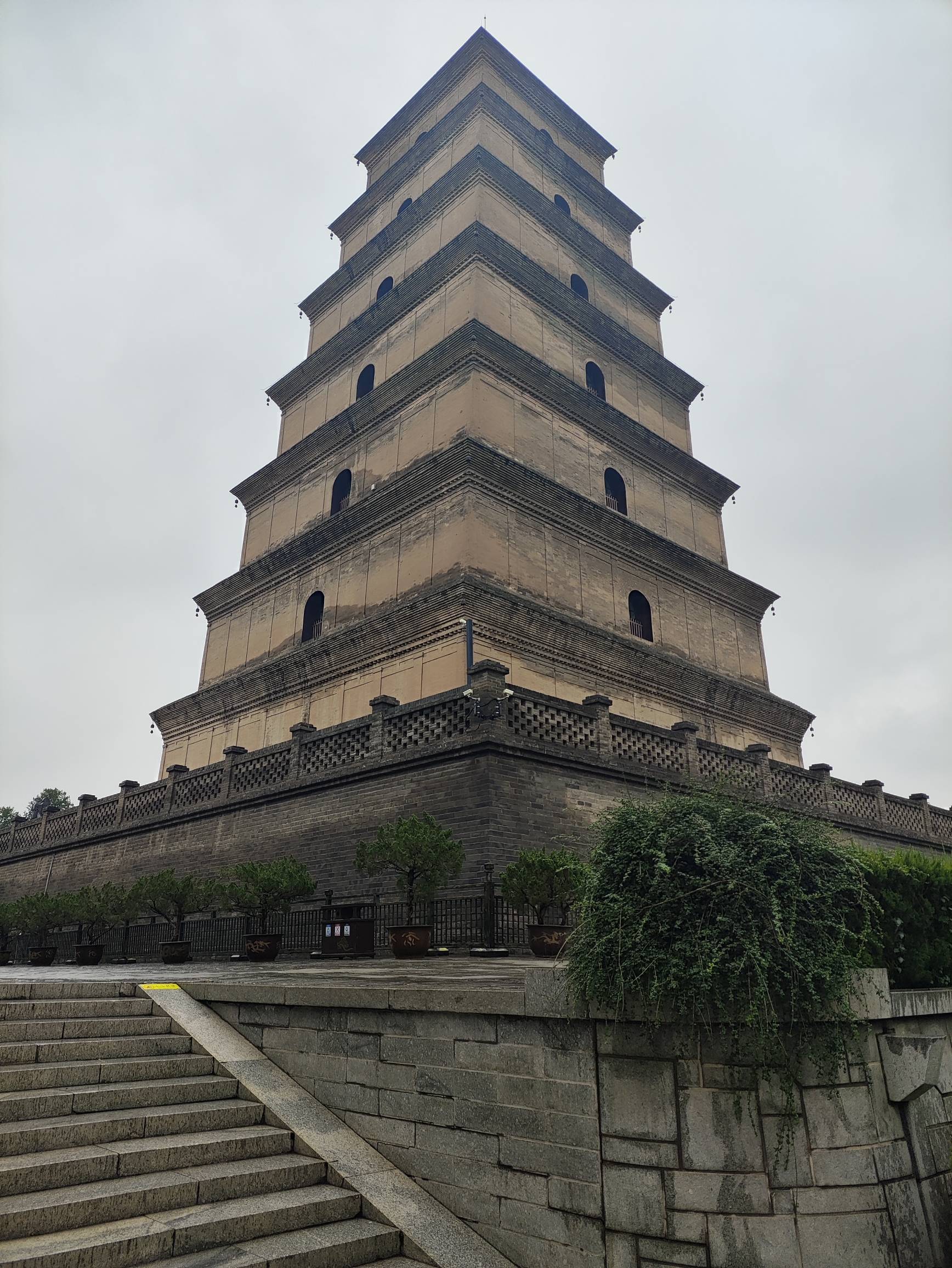 西安是天天下午下雨，下午冒着雨，去了大雁塔和吉祥村，这个吉祥村真有点电影里面九龙90 / 作者:会飞的大鲨鱼 / 