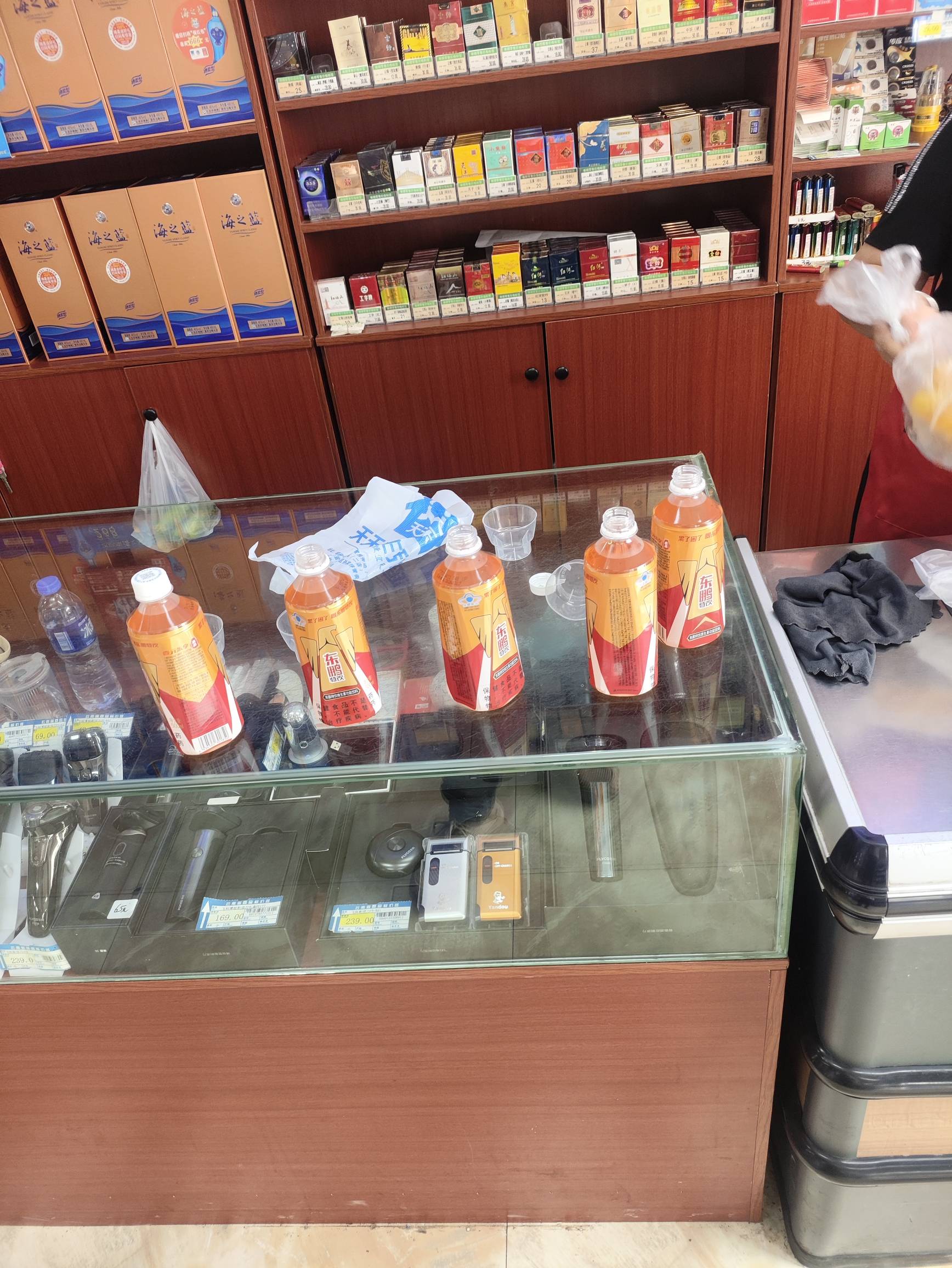 听说广东老哥们正在接受台风的洗礼 我们云南就是24级台风也吹不进来 还是在浙江的时候78 / 作者:昂xo123 / 