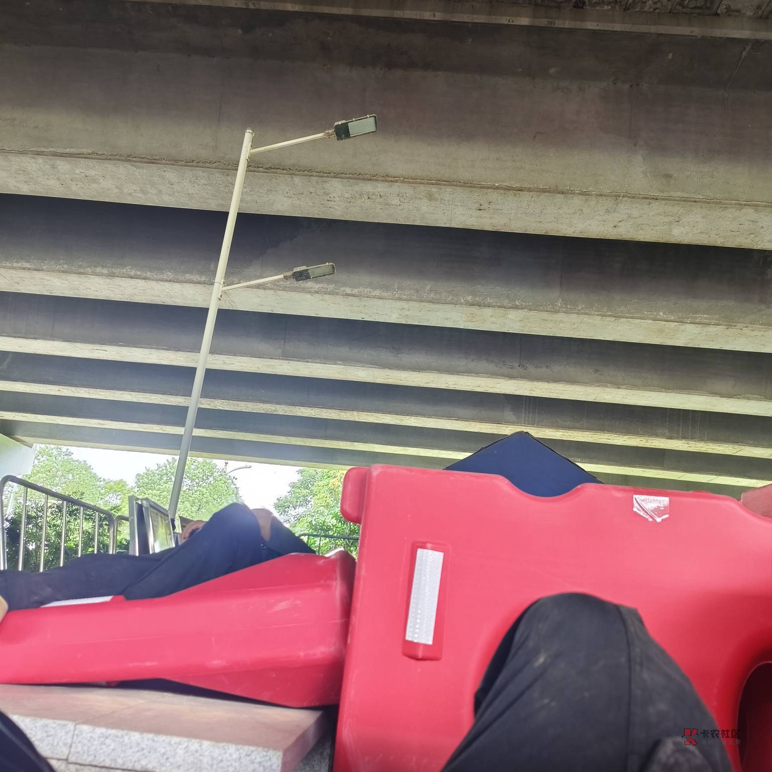 在深圳的老哥有住的地方吗，今天下午网吧关门把我赶出来了，没地方去，宾馆太贵了住不18 / 作者:niaonima / 