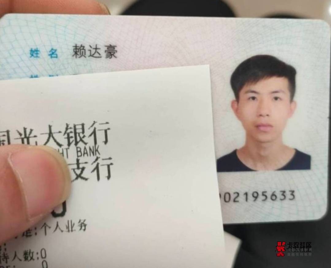 老哥们晚上玩手机千万不要关灯，没必要省那么一点电费，关灯玩手机近视原来越严重。

7 / 作者:温暖. / 