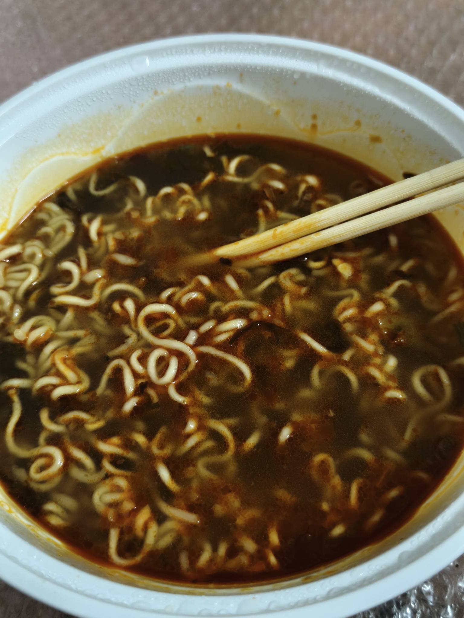 人能落魄到什么地步，泡面是2.5一包的，兜里是拿不出十块钱的，装备坦克是没有后视镜73 / 作者:沉默_是金 / 