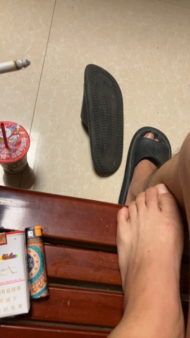今天穿出门这拖鞋  拿快递 
直接一个滑铲 摔矿泉水箱上

7 / 作者:小熊科技 / 
