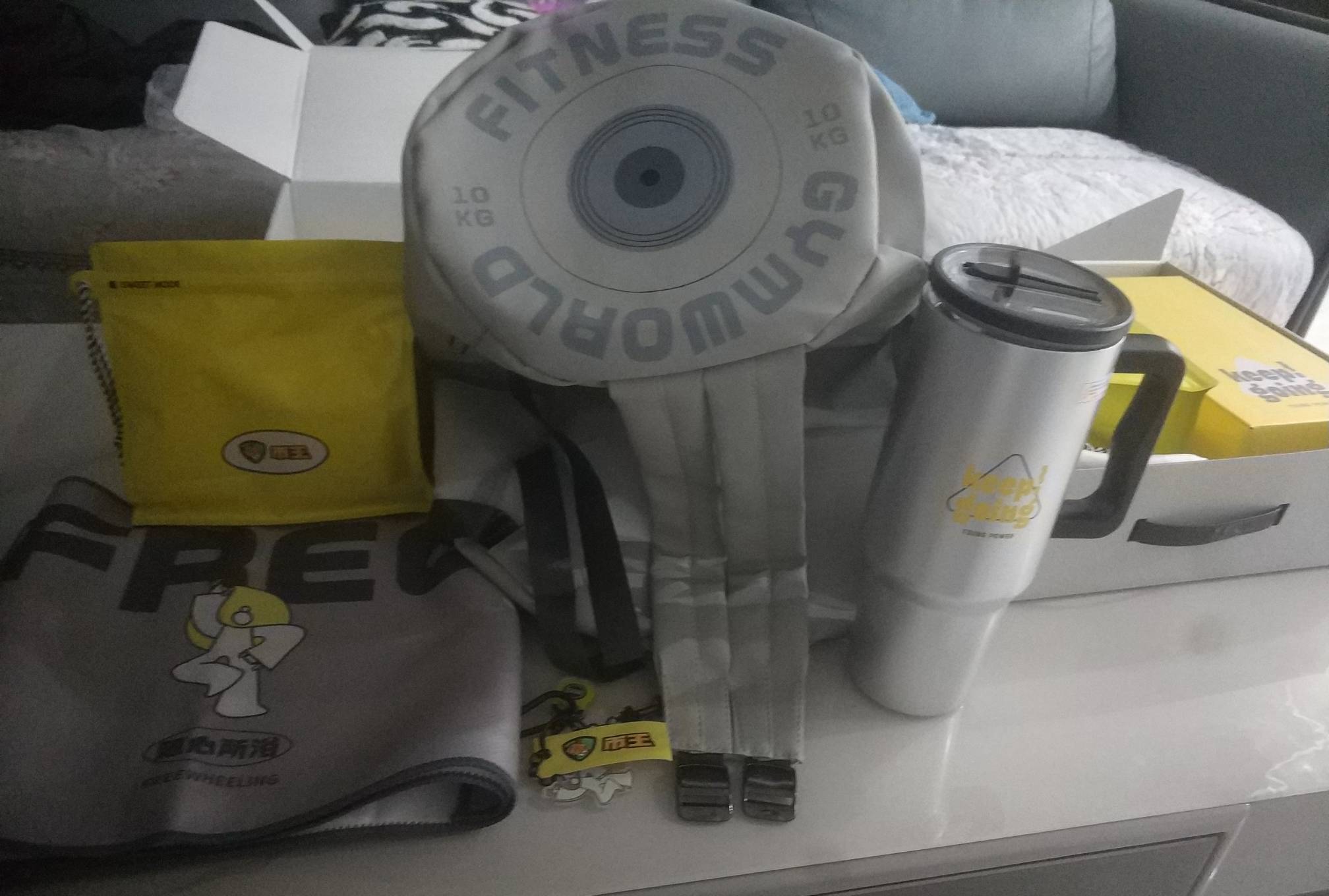 币王这次送的两个礼盒还不错啊，八个水果月饼，两条浴巾，两个背包，两个304不锈钢吸39 / 作者:风花雪月一起来 / 