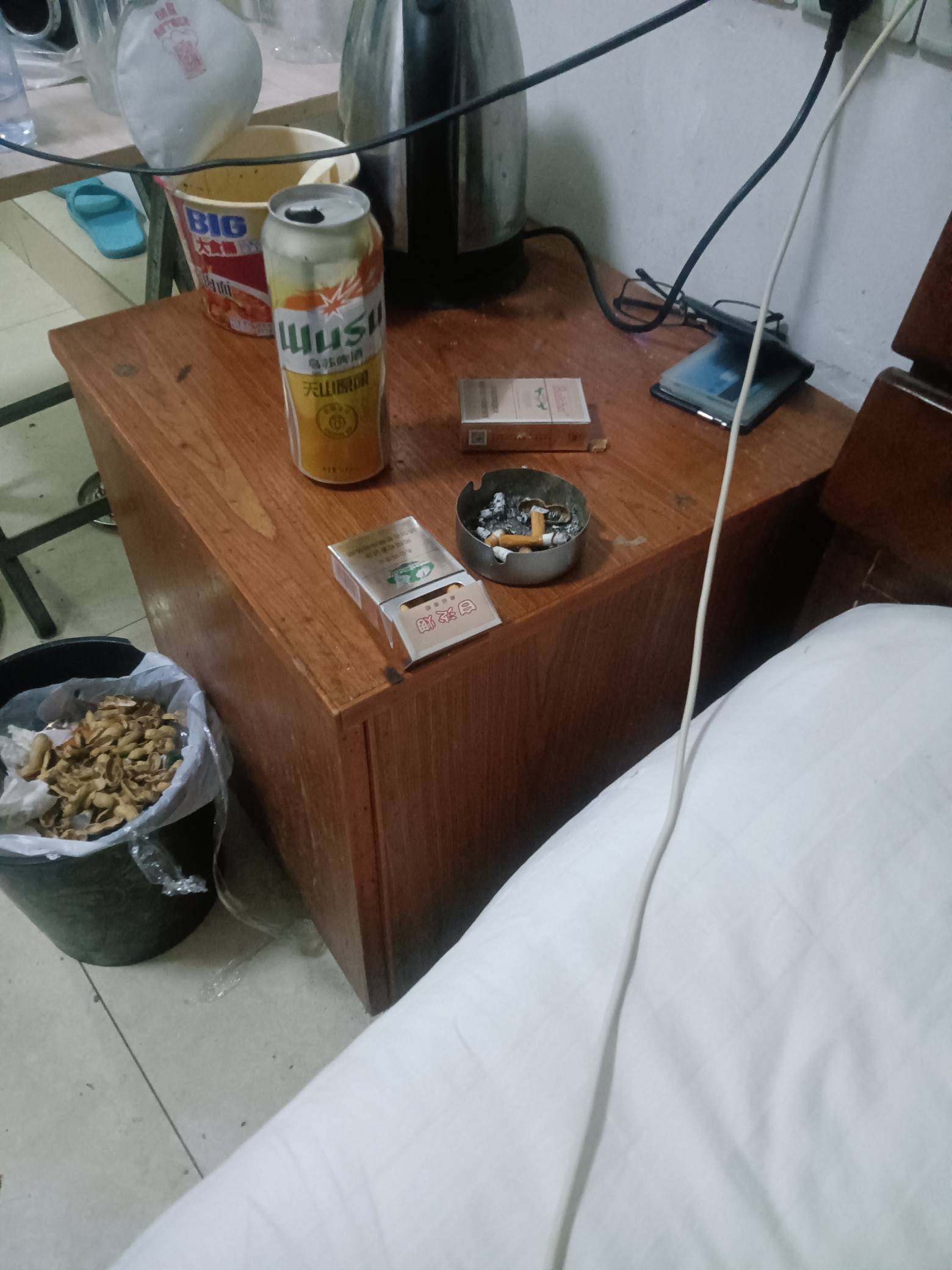 老哥挂壁小宾馆快一个月了，人都快废了。10.1要赶紧找点事做了。太颓废了


97 / 作者:华子拍华子 / 