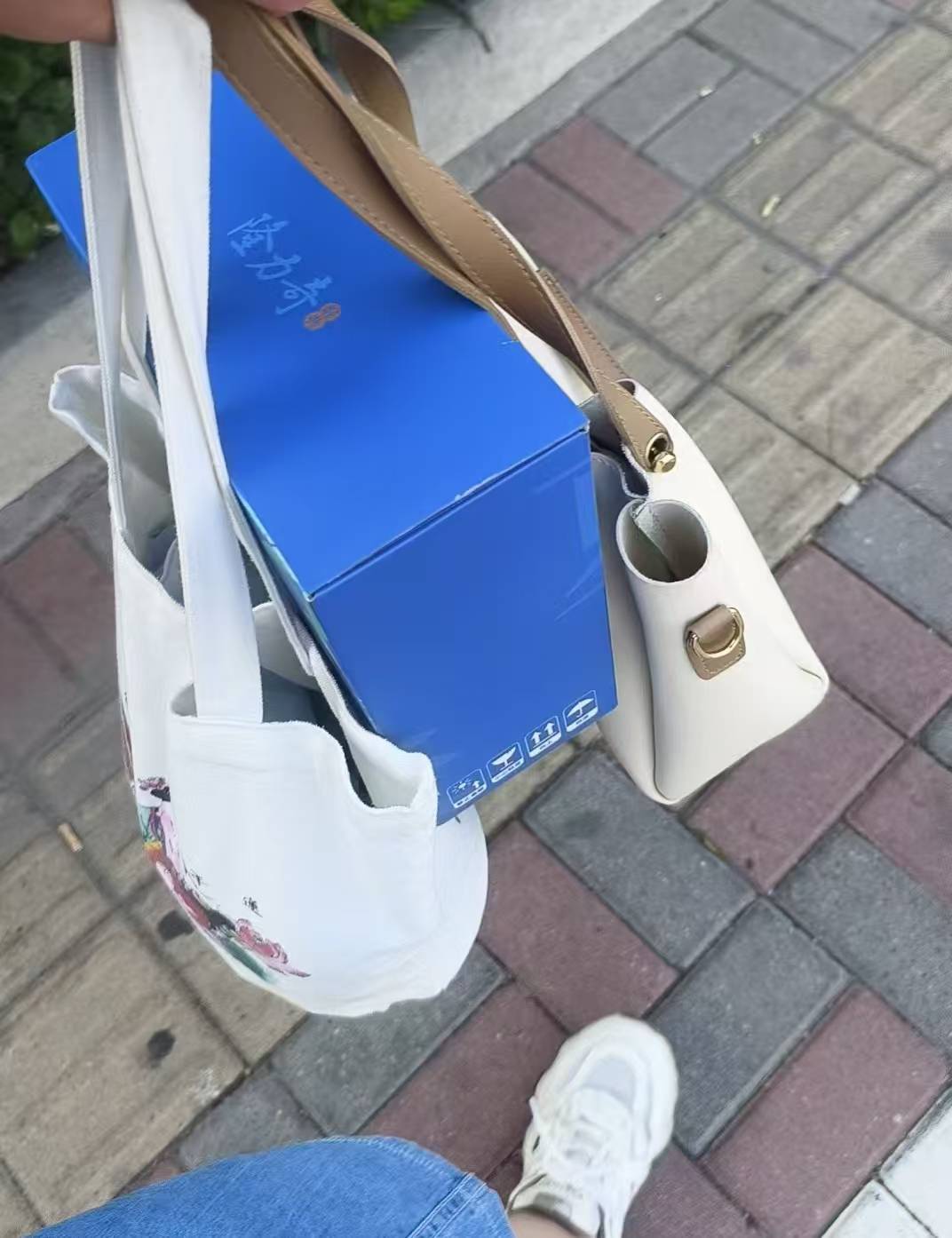 提前放假了，这几天只能薅羊毛填补空白了

23 / 作者:顾小贝 / 