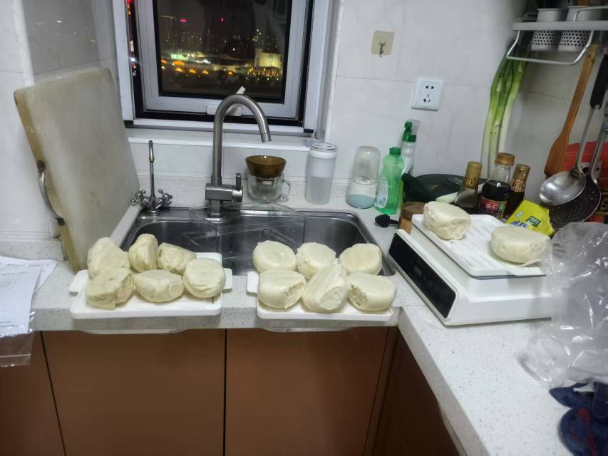 待着太无聊蒸点花卷馒头打发时间，这又能吃好多天了


84 / 作者:顾小贝 / 