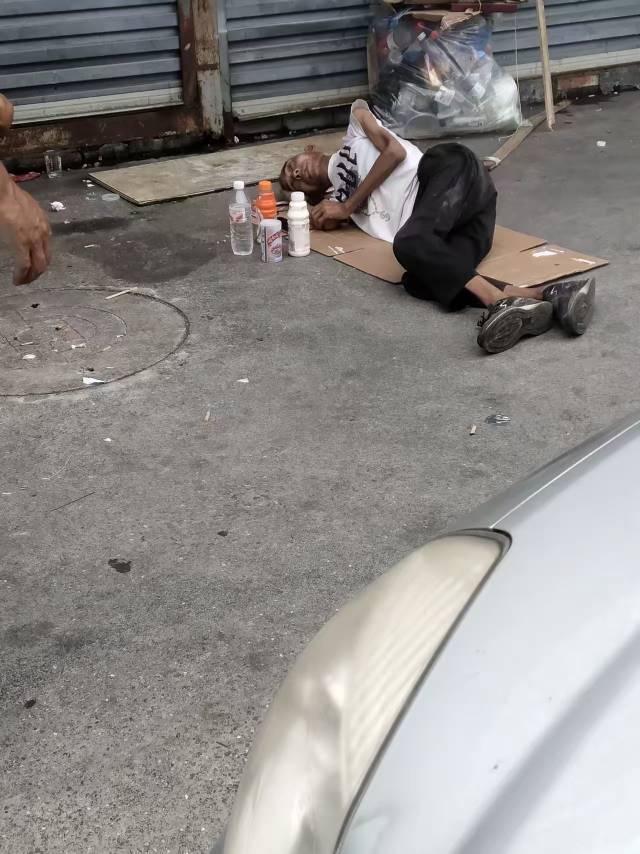 这是长安那个老哥啊，被饿晕过去了，担架抬走了


94 / 作者:挂比了救我鸭 / 