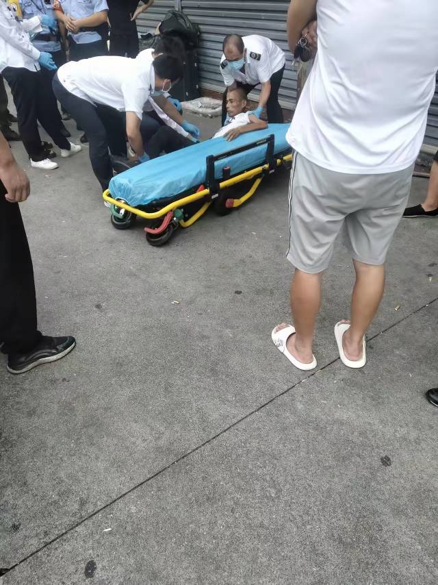 这是长安那个老哥啊，被饿晕过去了，担架抬走了


79 / 作者:挂比了救我鸭 / 