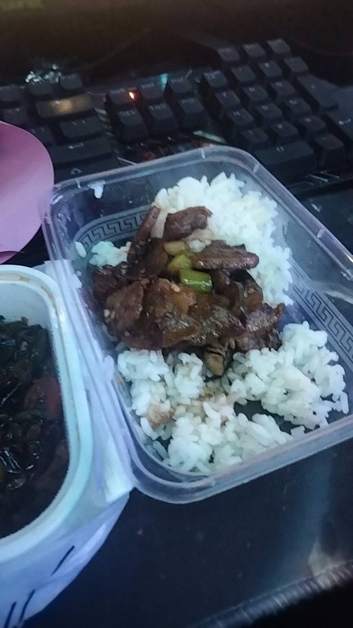 京东外卖越来越离谱了，点了一个干锅土豆片，有肉，就五六块土豆片，还特别小，辣椒特26 / 作者:宁波躺平老哥 / 