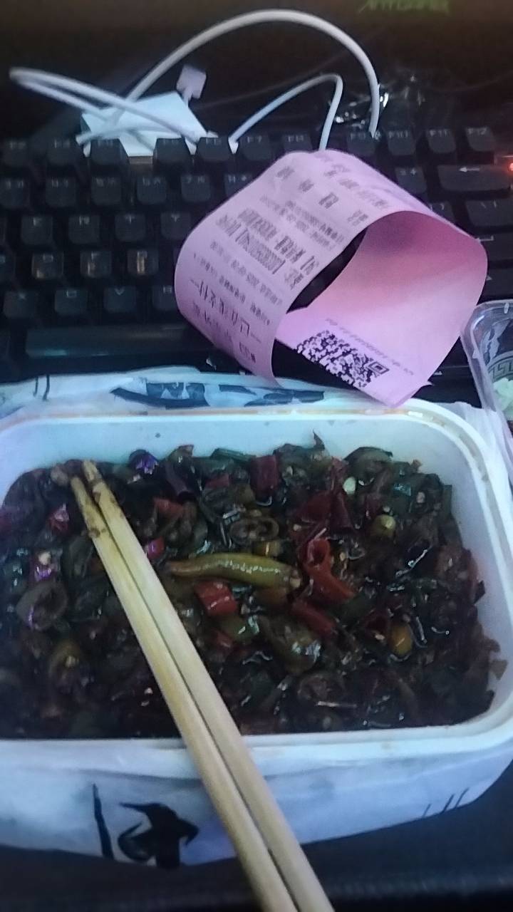 京东外卖越来越离谱了，点了一个干锅土豆片，有肉，就五六块土豆片，还特别小，辣椒特90 / 作者:宁波躺平老哥 / 