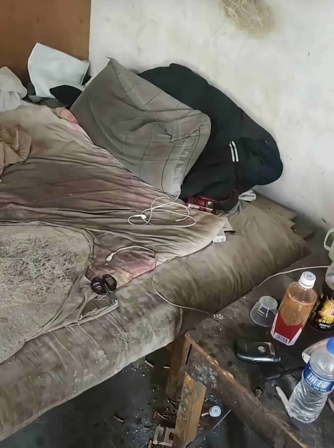 老哥们， 你们经历过无奈的事吗？

  我爱她的颜，她爱我的钱，两个双向奔赴的人，就5 / 作者:心若沉浮则浅笑 / 