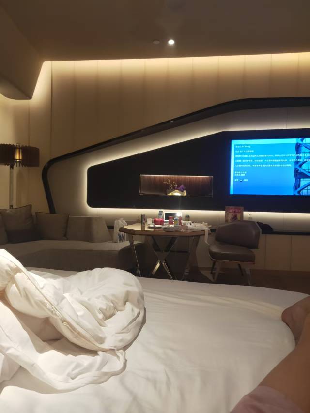 昨晚还是住三千一晚的酒店，今天就住30一晚的挂壁房，老哥们们我真的没救了


66 / 作者:澳村还我奔驰E / 