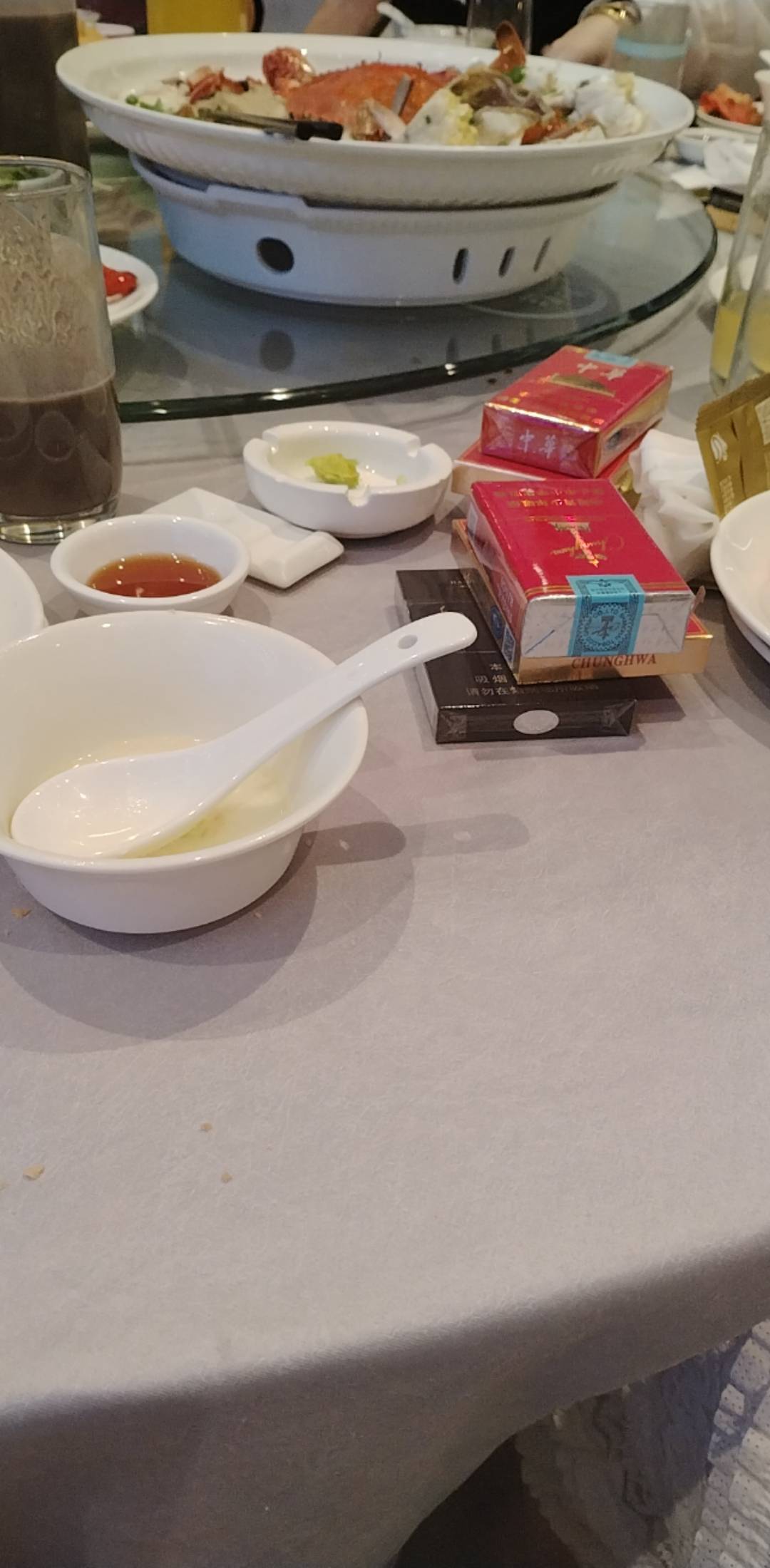 太饿了，混进来喜宴了。桌面上6包烟，等下顺走。大毛


38 / 作者:eeemmk / 