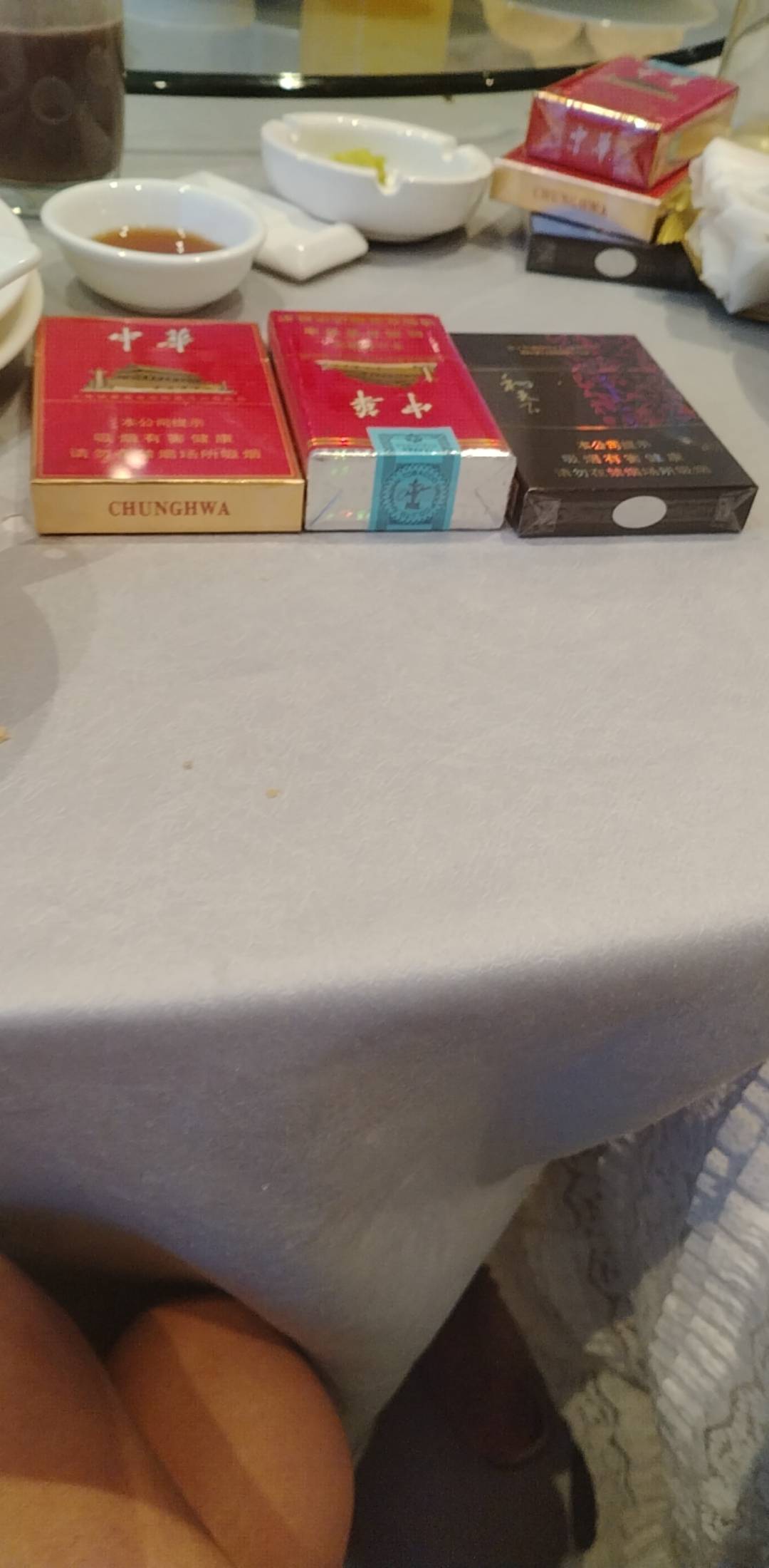 太饿了，混进来喜宴了。桌面上6包烟，等下顺走。大毛


44 / 作者:eeemmk / 