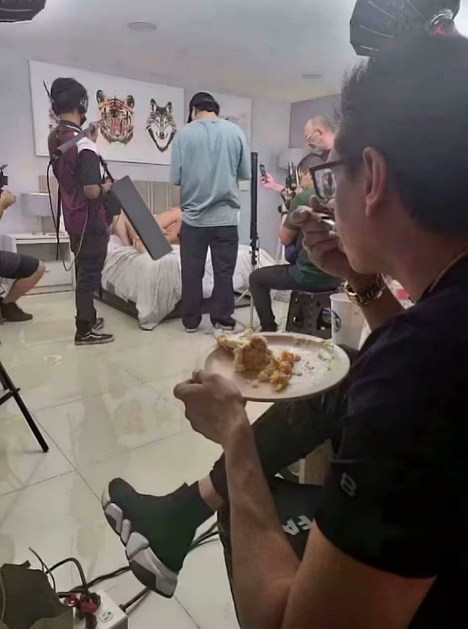 老哥们第一次坐大巴车去很远的地方拍戏，听说要坐一个多小时，有可能会到重庆去，具体84 / 作者:祖传手艺活 / 