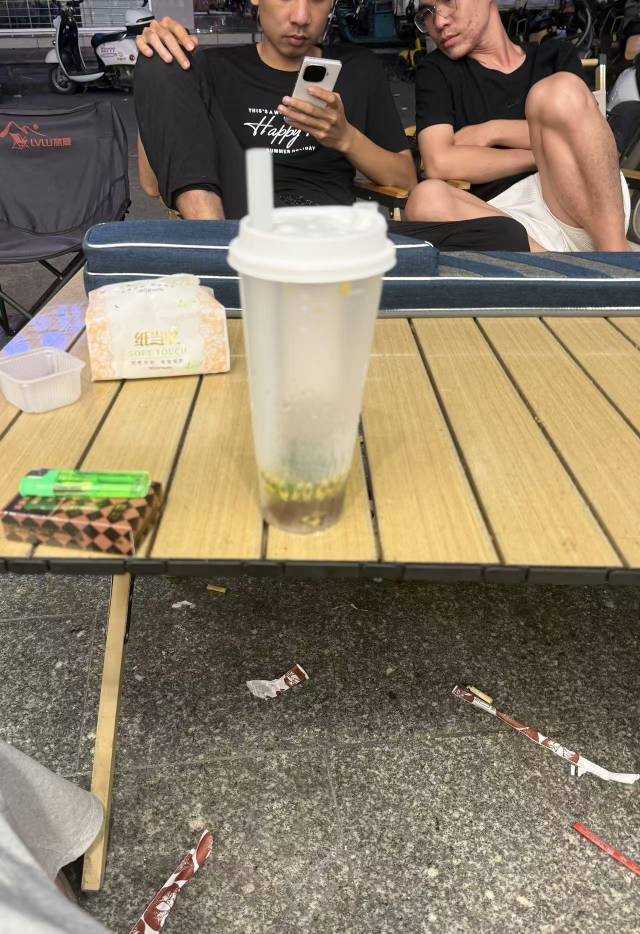 对面两老哥输麻了！昨天发的工资，今晚一小时不到没了，连奶茶都不舍得喝，我想笑又不32 / 作者:条野太狼 / 