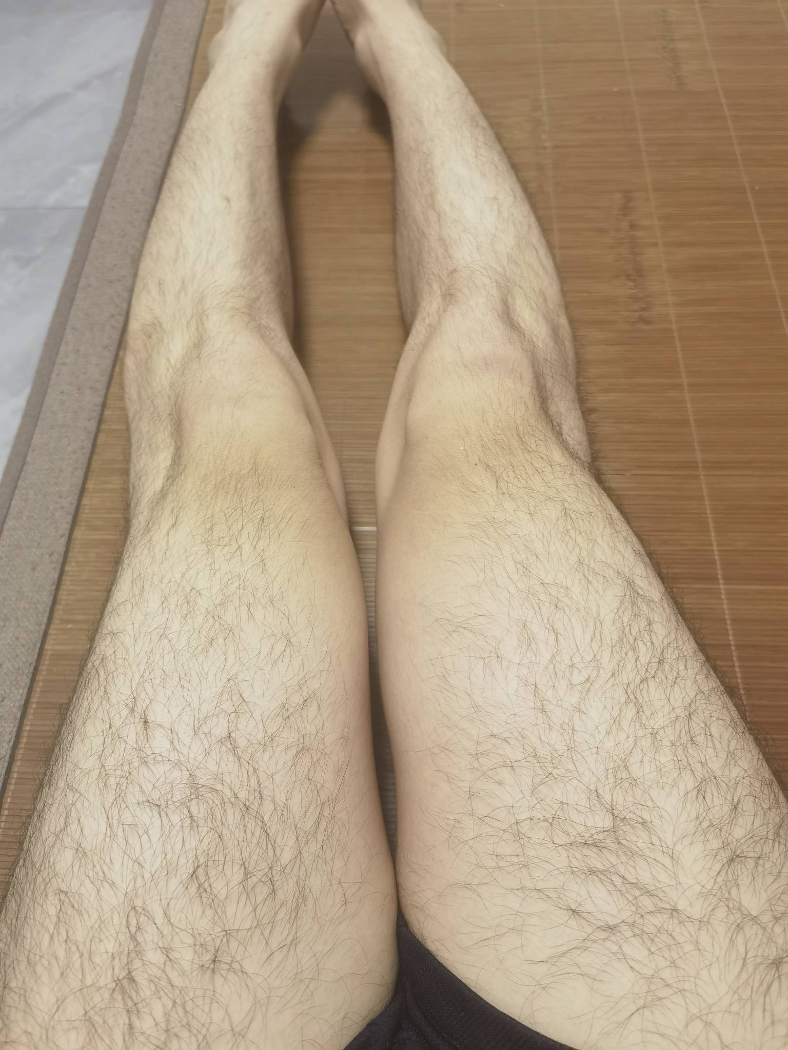 累了一天刚下班还想来卡农薅点夜宵，毛都没有，腿毛倒是一堆，来来来谁有我白

95 / 作者:枫秀天秀 / 