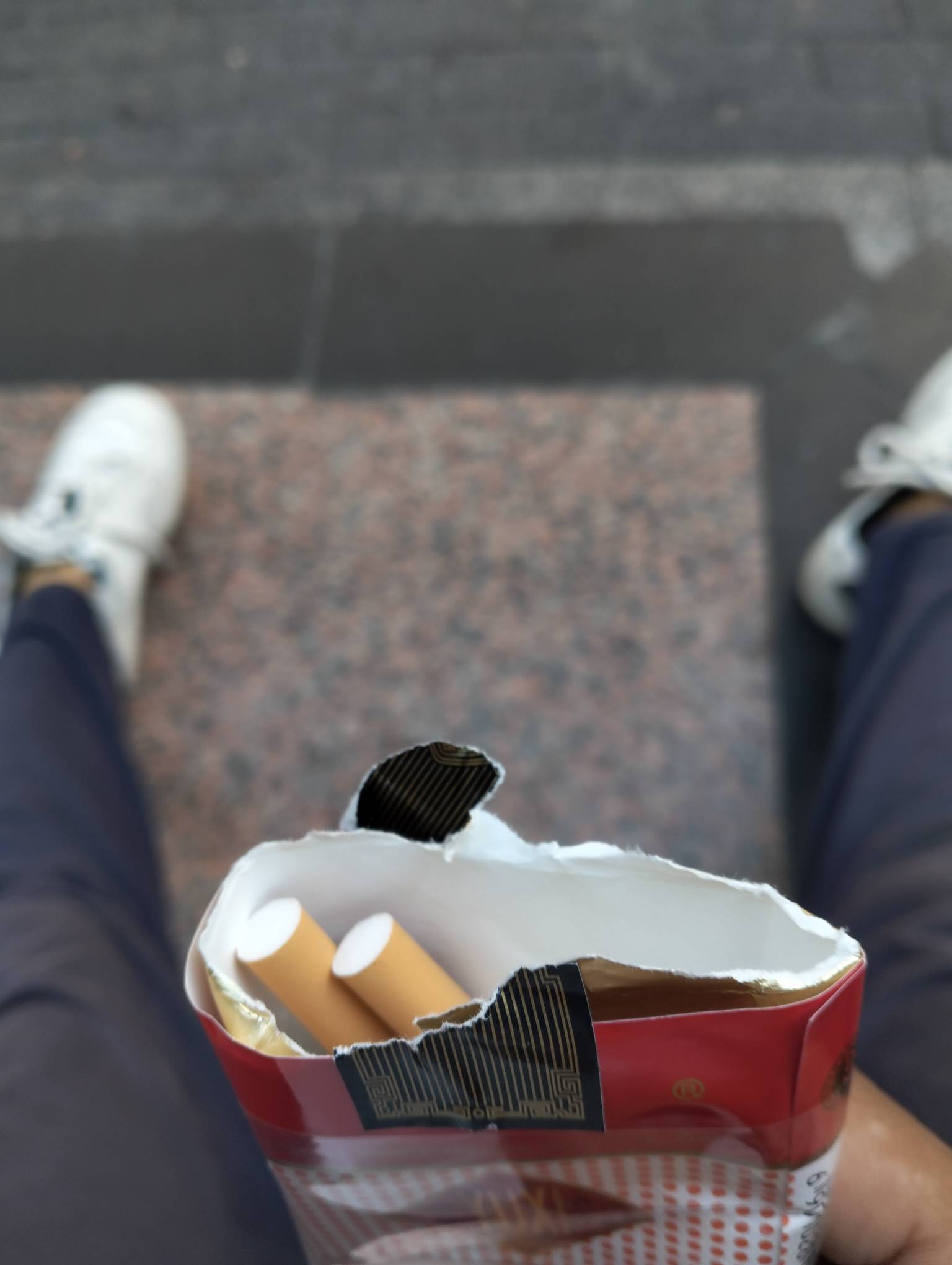 饿醒了，老哥们，如何两根烟抽一天

28 / 作者:尛•牛•氓 / 
