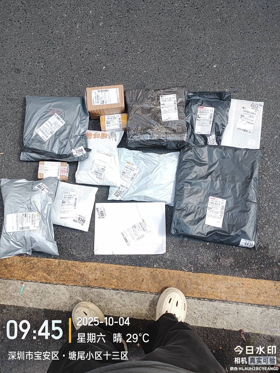 上一秒接单取货还在骂骂咧咧，下一秒小j姐下次优先还帮你送







67 / 作者:叶天辰 / 