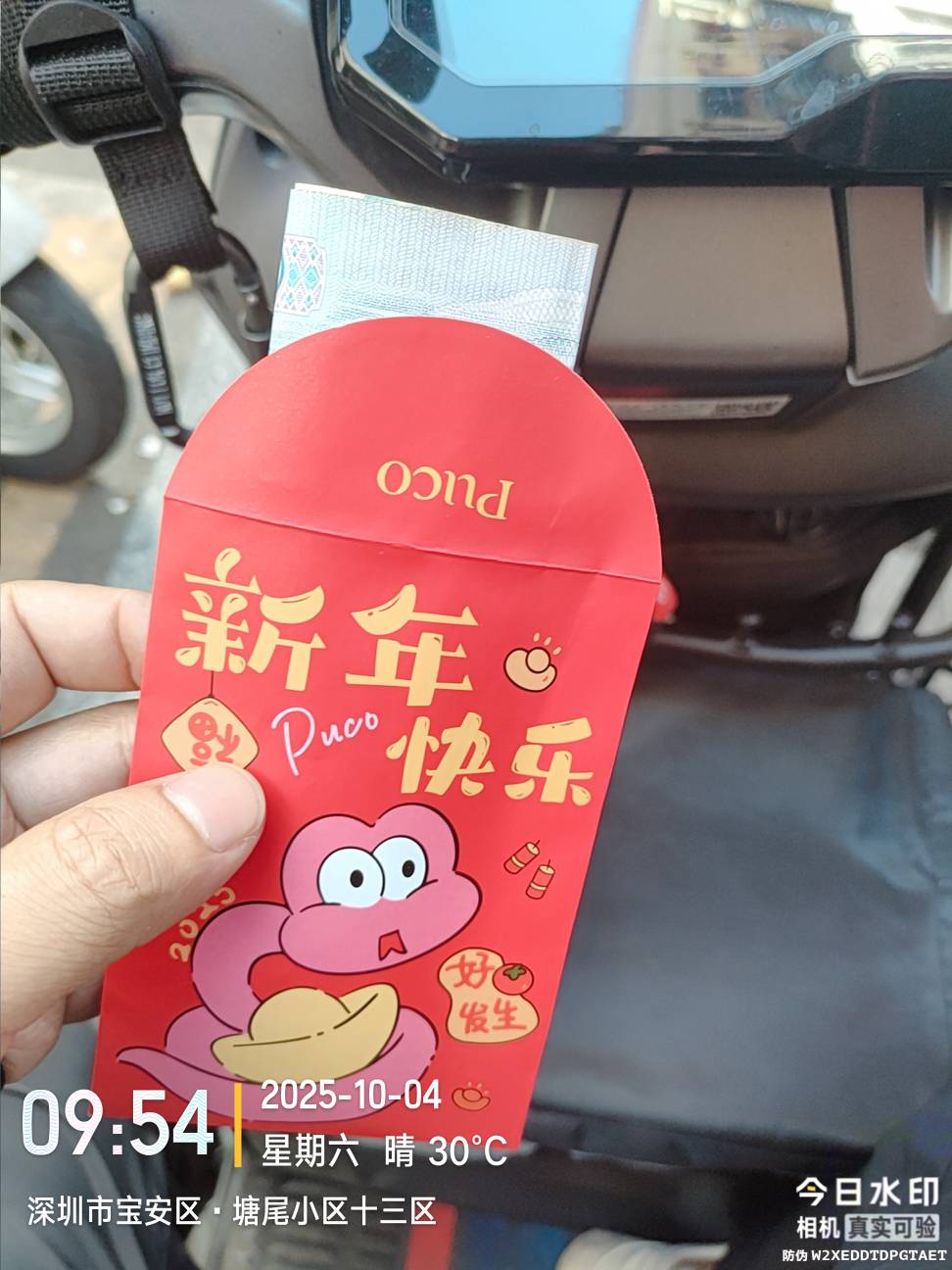 上一秒接单取货还在骂骂咧咧，下一秒小j姐下次优先还帮你送







26 / 作者:叶天辰 / 