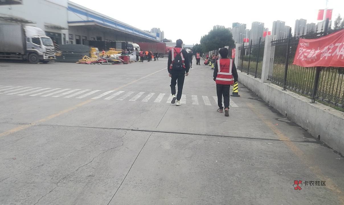 天这回真塌了老哥们，东莞下大雨买不起伞 日结都没得搞，就只有一条裤子 裤裆现在也磨64 / 作者:理理理66 / 