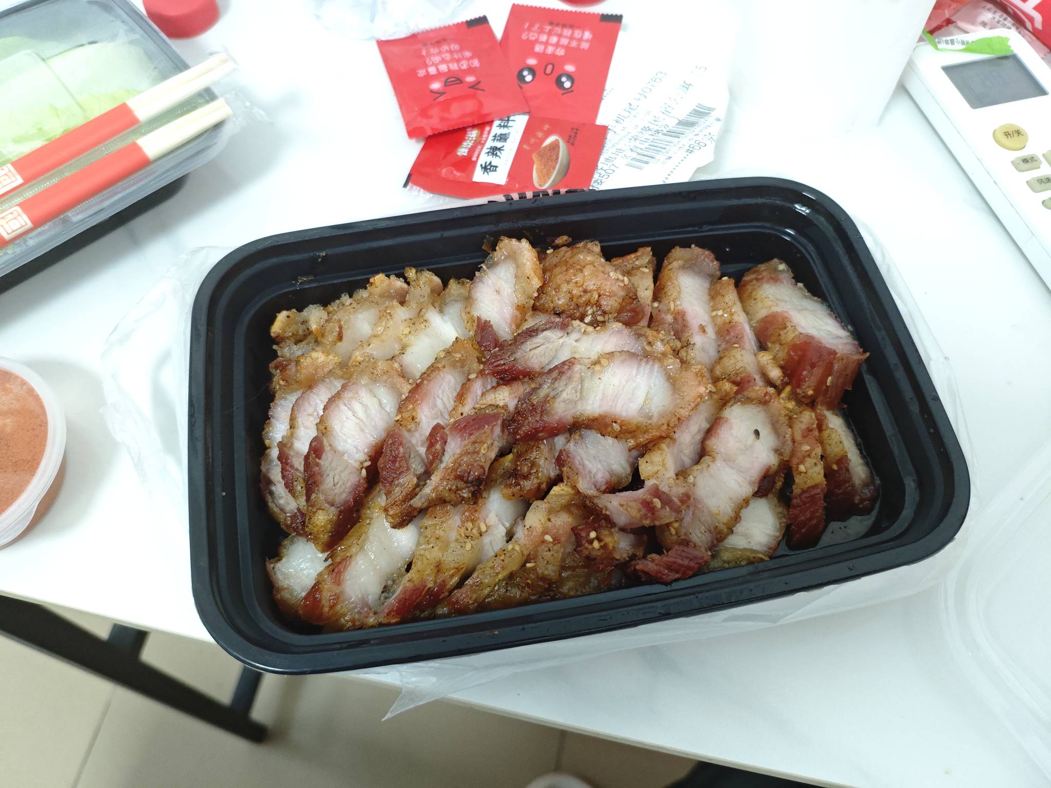 小蚕点了个18反18的，送过来一个肉，这种要不是靠刷好评估计一天都倒闭了，太难吃了，16 / 作者:浮然梦逝 / 