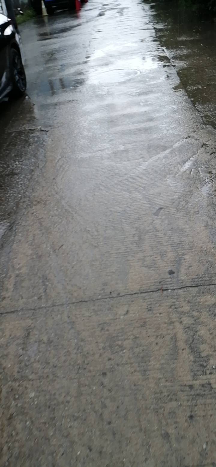 下雨了，挂壁哥在那里避雨

77 / 作者:优女 / 