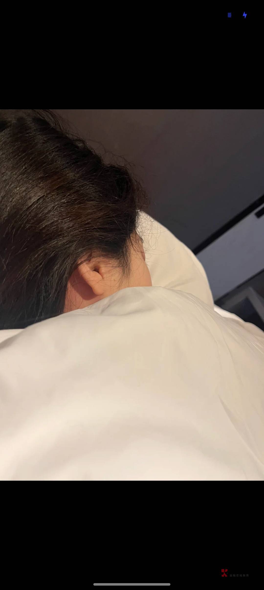 落叶两片三片  片片想念
想念你  微笑的脸
雨水一点两点  滴滴纪念
纪念我们的从前
85 / 作者:风中之神-聂风 / 