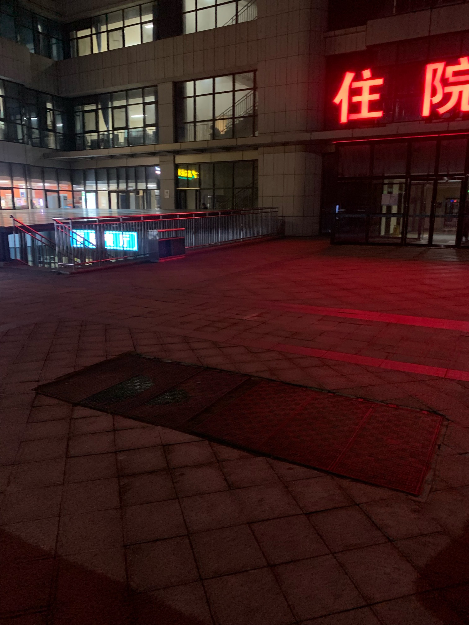 医院真是挂壁圣地 全身上下五块钱 2块钱买水  3块钱吃块钱 晚点上高楼找个空病房抹黑59 / 作者:东南亚第一猛男 / 