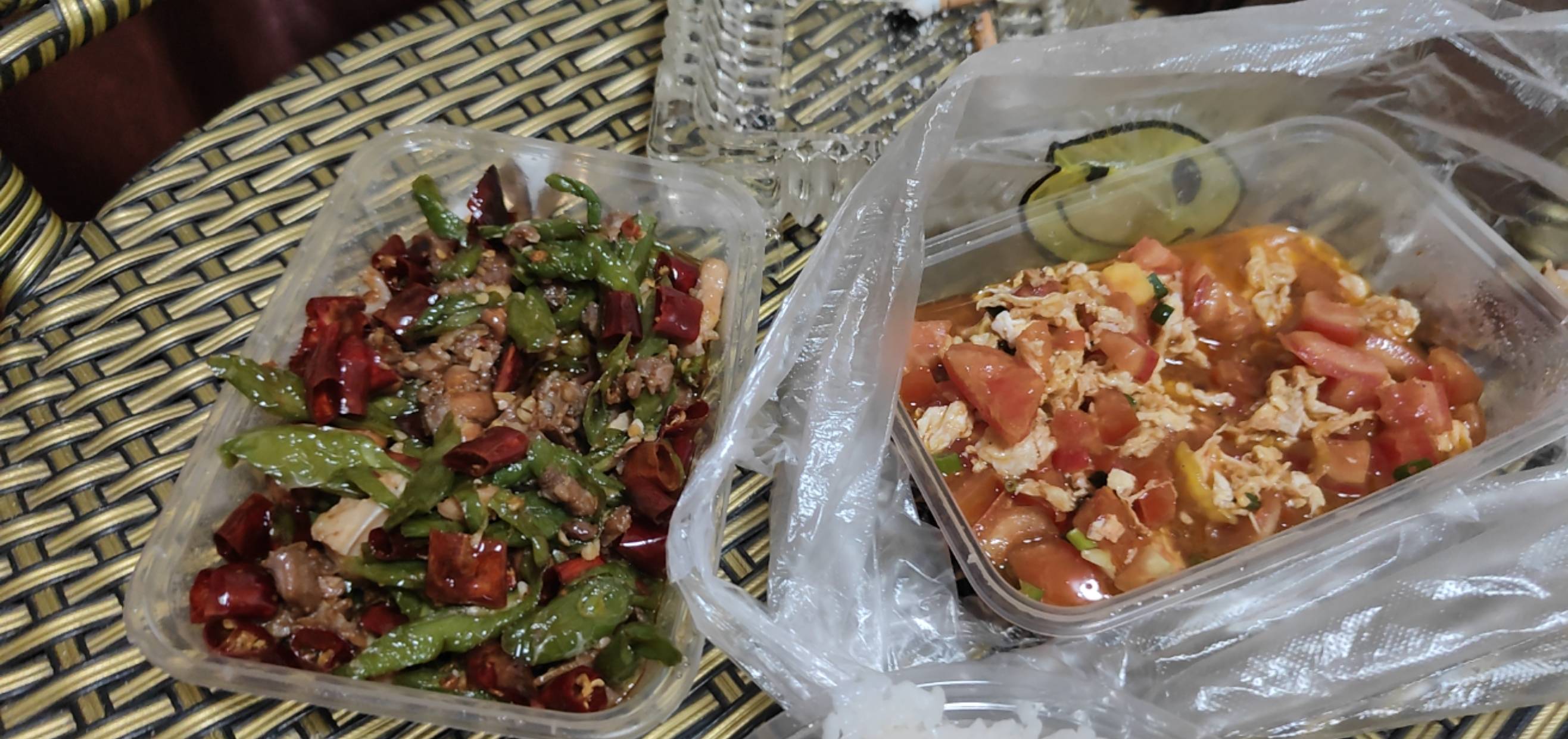 日，不好吃，一个尖椒鸡，肉没俩陀，关键还基本上是骨头，番茄炒蛋味道也不行，还有点51 / 作者:可可托海 / 