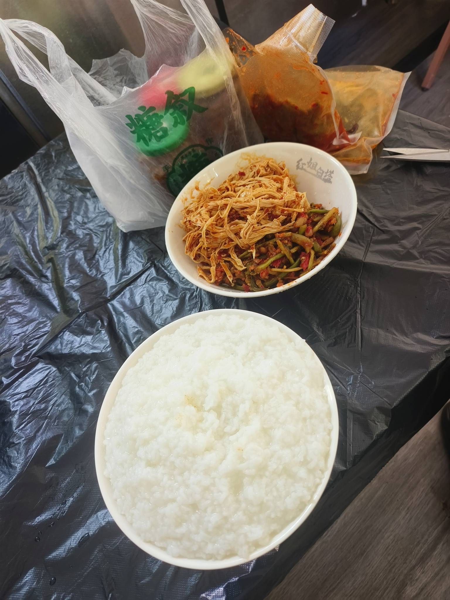 老哥们吃早餐了

65 / 作者:男人永卟言败 / 