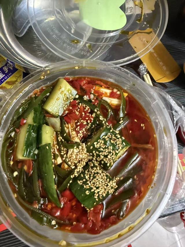 老哥们能申请小美不？一盆凉拌菜给了半碗辣椒

100 / 作者:条野太狼 / 