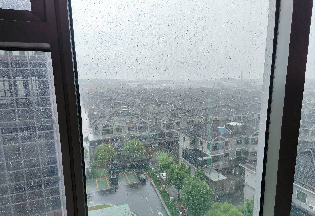 烦躁啊 下雨下了好几天 窝家里人生都怀疑了特么的

43 / 作者:努力优秀_ / 
