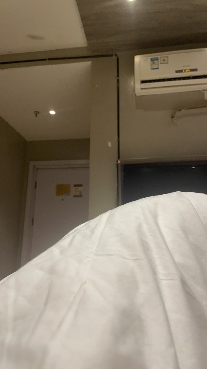 为啥瓜皮酒店一睡醒起来，门口全是小卡片

88 / 作者:寻梦青年2 / 