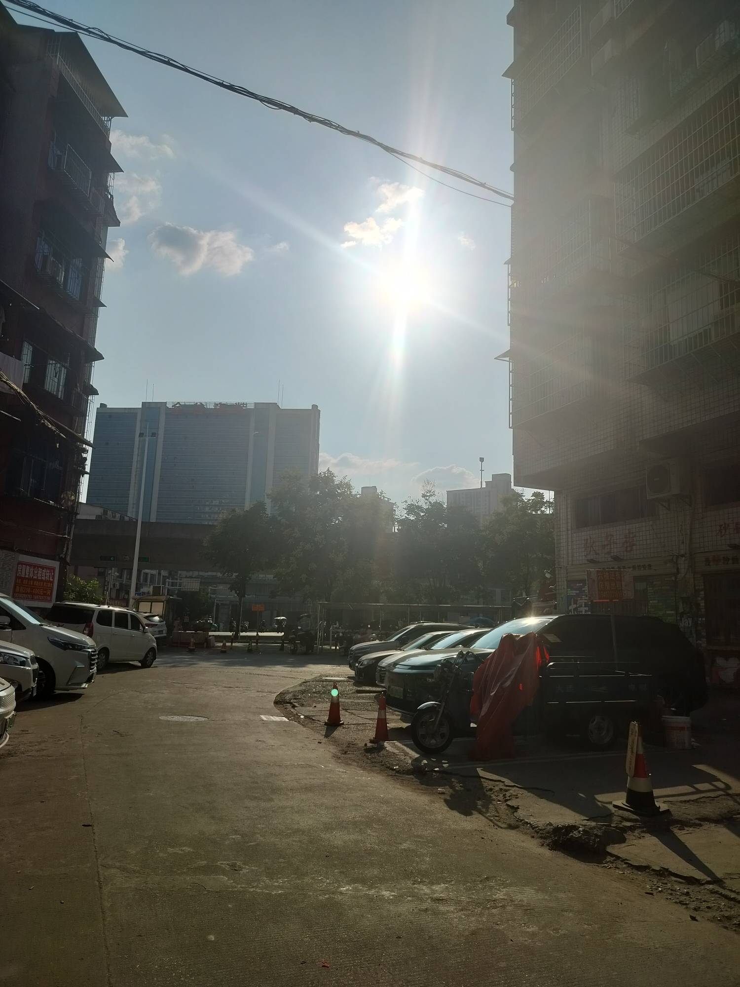 现在到底哪里还穿短袖啊？出去转了一圈。穿着保暖内衣加外T。给冻成狗回来了
25 / 作者:等风莱山区 / 
